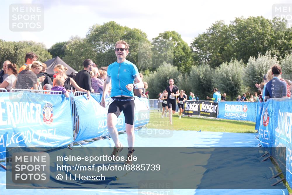 25.08.2024 - Elbe Triathlon Hamburg H.Heesch http://msf.ph/oto/6885739 25.08.2024 11:32:26 Ziel 374, 688 meine-sportfotos.de