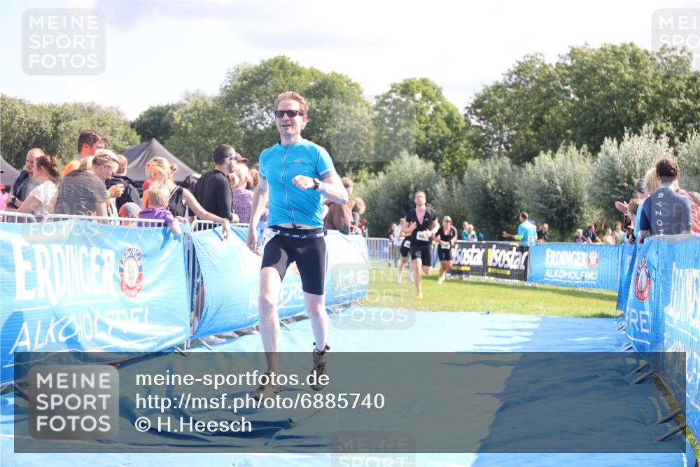 25.08.2024 - Elbe Triathlon Hamburg H.Heesch http://msf.ph/oto/6885740 25.08.2024 11:32:26 Ziel 374, 688 meine-sportfotos.de