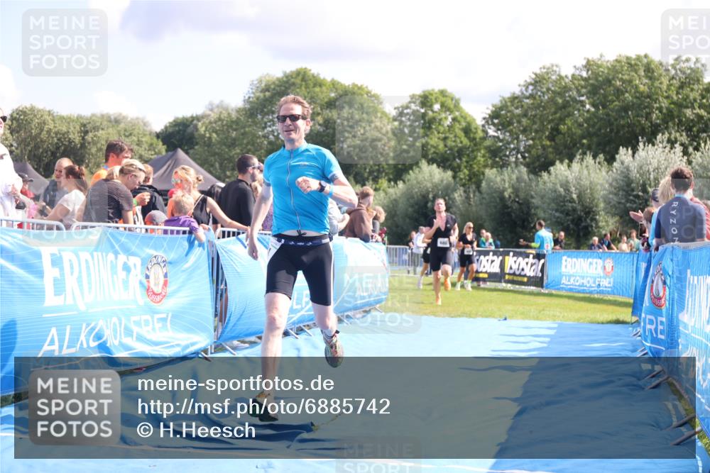 25.08.2024 - Elbe Triathlon Hamburg H.Heesch http://msf.ph/oto/6885742 25.08.2024 11:32:26 Ziel 374, 688 meine-sportfotos.de