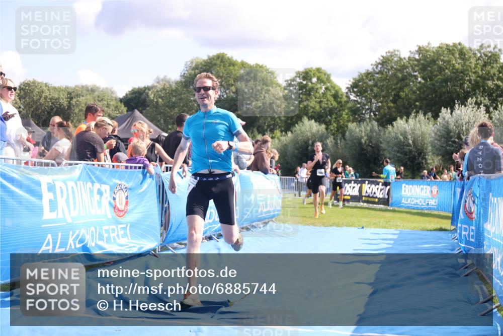 25.08.2024 - Elbe Triathlon Hamburg H.Heesch http://msf.ph/oto/6885744 25.08.2024 11:32:26 Ziel 374, 688 meine-sportfotos.de