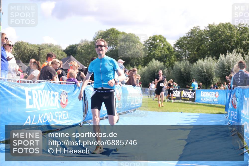 25.08.2024 - Elbe Triathlon Hamburg H.Heesch http://msf.ph/oto/6885746 25.08.2024 11:32:26 Ziel 374, 688 meine-sportfotos.de