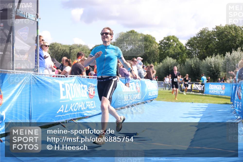 25.08.2024 - Elbe Triathlon Hamburg H.Heesch http://msf.ph/oto/6885754 25.08.2024 11:32:26 Ziel 374, 688 meine-sportfotos.de