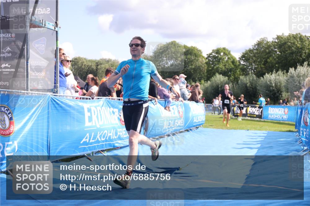 25.08.2024 - Elbe Triathlon Hamburg H.Heesch http://msf.ph/oto/6885756 25.08.2024 11:32:26 Ziel 374, 688 meine-sportfotos.de