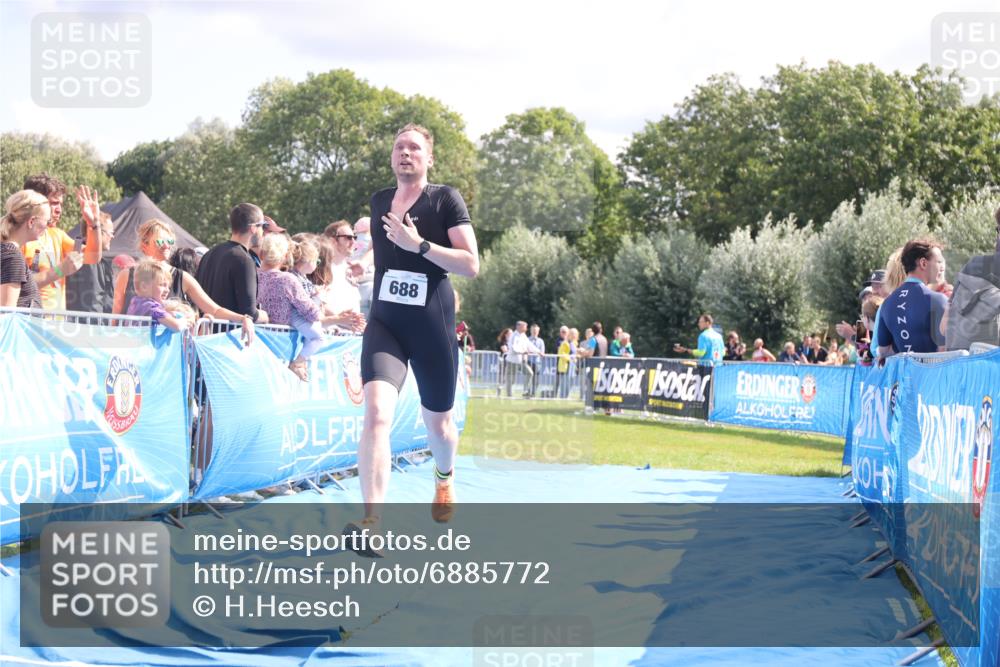 25.08.2024 - Elbe Triathlon Hamburg H.Heesch http://msf.ph/oto/6885772 25.08.2024 11:32:29 Ziel 374, 688 meine-sportfotos.de