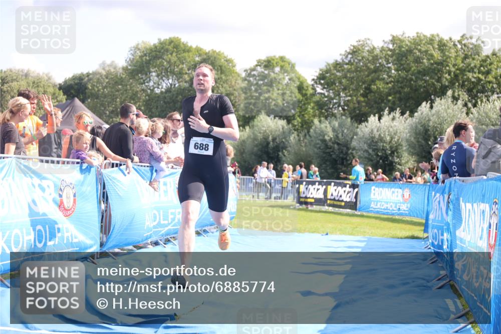 25.08.2024 - Elbe Triathlon Hamburg H.Heesch http://msf.ph/oto/6885774 25.08.2024 11:32:29 Ziel 374, 688 meine-sportfotos.de