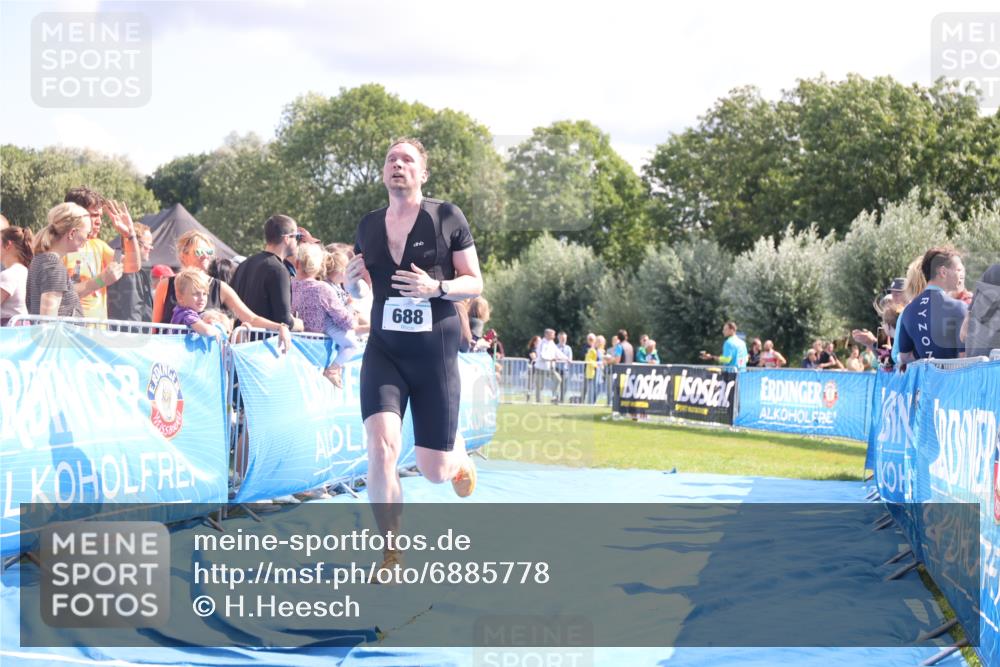 25.08.2024 - Elbe Triathlon Hamburg H.Heesch http://msf.ph/oto/6885778 25.08.2024 11:32:29 Ziel 374, 688 meine-sportfotos.de