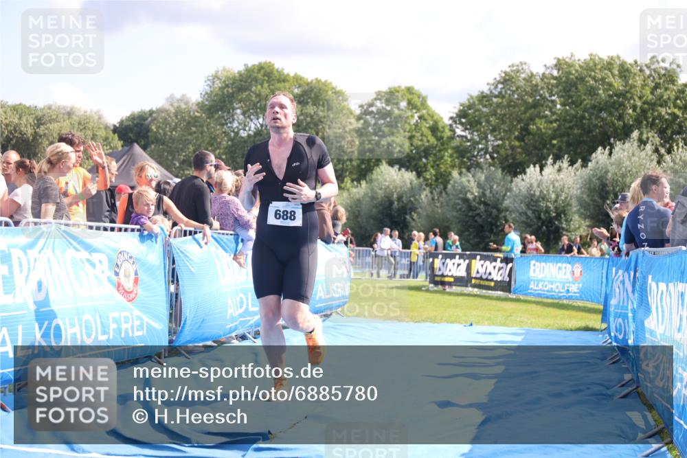 25.08.2024 - Elbe Triathlon Hamburg H.Heesch http://msf.ph/oto/6885780 25.08.2024 11:32:29 Ziel 374, 688 meine-sportfotos.de