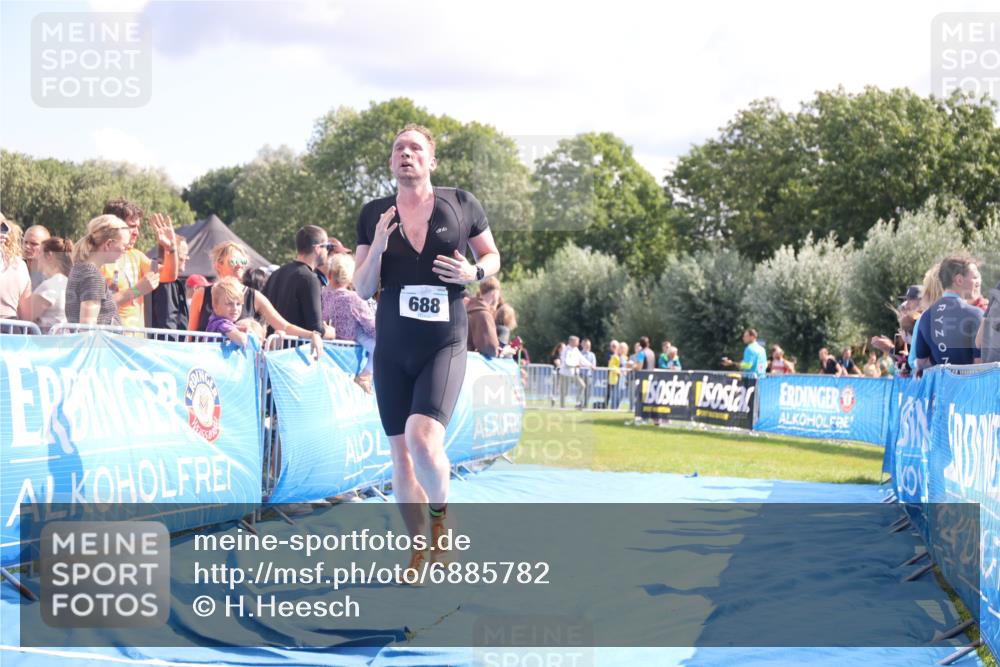 25.08.2024 - Elbe Triathlon Hamburg H.Heesch http://msf.ph/oto/6885782 25.08.2024 11:32:29 Ziel 374, 688 meine-sportfotos.de