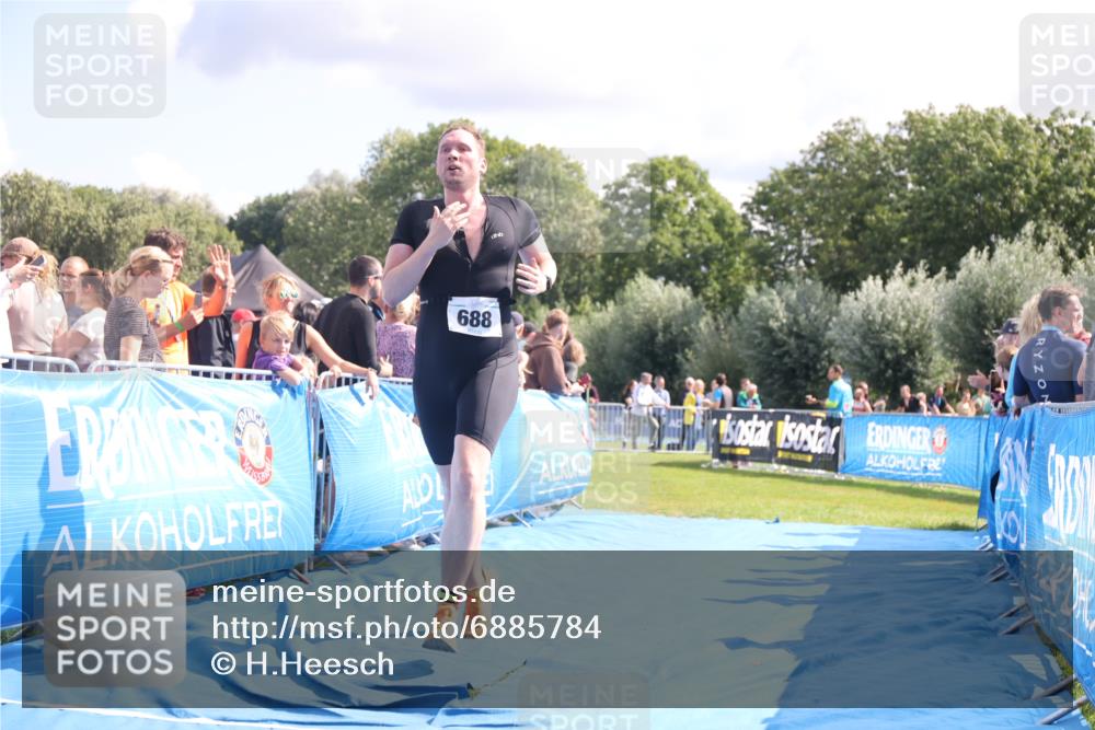 25.08.2024 - Elbe Triathlon Hamburg H.Heesch http://msf.ph/oto/6885784 25.08.2024 11:32:29 Ziel 374, 688 meine-sportfotos.de