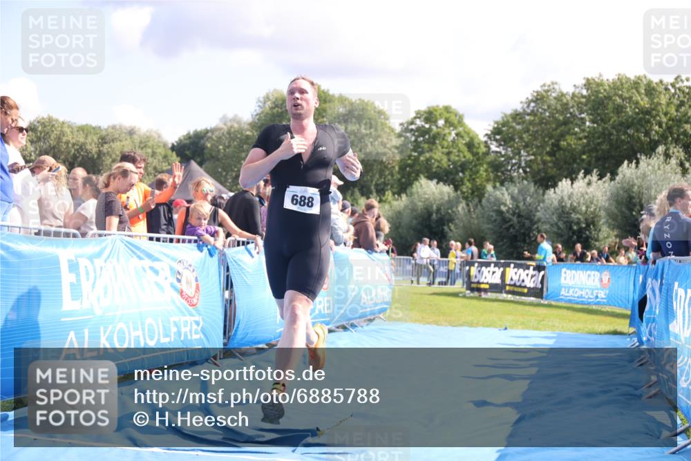 25.08.2024 - Elbe Triathlon Hamburg H.Heesch http://msf.ph/oto/6885788 25.08.2024 11:32:29 Ziel 374, 688 meine-sportfotos.de