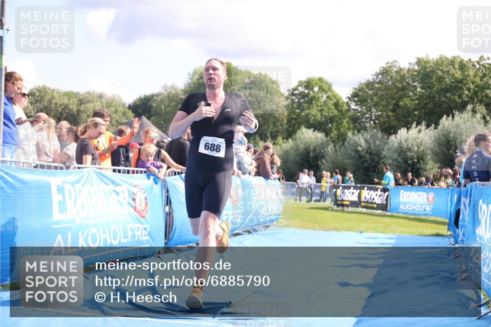 25.08.2024 - Elbe Triathlon Hamburg H.Heesch http://msf.ph/oto/6885790 25.08.2024 11:32:29 Ziel 374, 688 meine-sportfotos.de