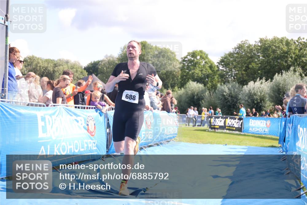 25.08.2024 - Elbe Triathlon Hamburg H.Heesch http://msf.ph/oto/6885792 25.08.2024 11:32:29 Ziel 374, 688 meine-sportfotos.de