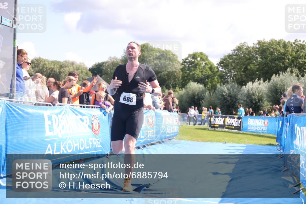 25.08.2024 - Elbe Triathlon Hamburg H.Heesch http://msf.ph/oto/6885794 25.08.2024 11:32:29 Ziel 374, 688 meine-sportfotos.de