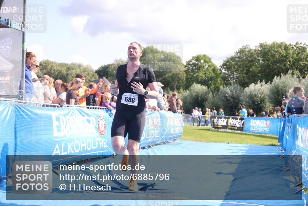 25.08.2024 - Elbe Triathlon Hamburg H.Heesch http://msf.ph/oto/6885796 25.08.2024 11:32:29 Ziel 374, 688 meine-sportfotos.de