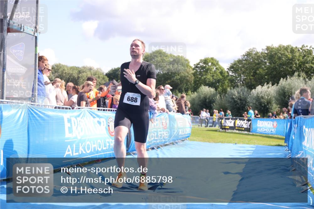 25.08.2024 - Elbe Triathlon Hamburg H.Heesch http://msf.ph/oto/6885798 25.08.2024 11:32:29 Ziel 374, 688 meine-sportfotos.de