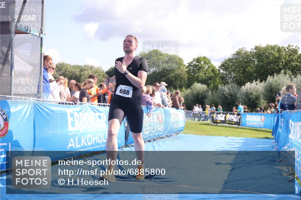 25.08.2024 - Elbe Triathlon Hamburg H.Heesch http://msf.ph/oto/6885800 25.08.2024 11:32:29 Ziel 374, 688 meine-sportfotos.de