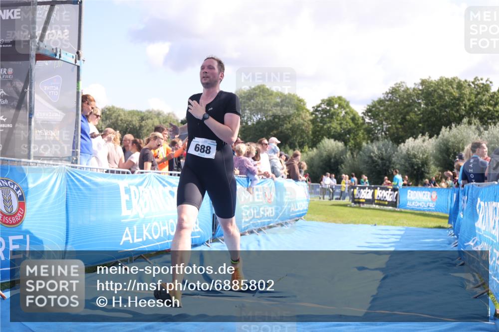 25.08.2024 - Elbe Triathlon Hamburg H.Heesch http://msf.ph/oto/6885802 25.08.2024 11:32:29 Ziel 374, 688 meine-sportfotos.de