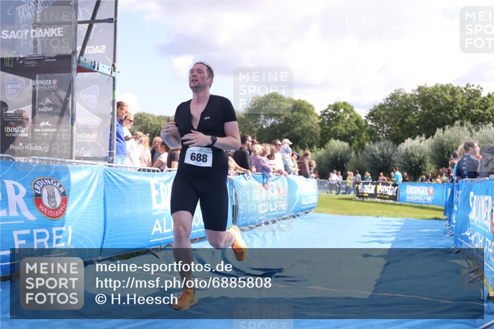 25.08.2024 - Elbe Triathlon Hamburg H.Heesch http://msf.ph/oto/6885808 25.08.2024 11:32:29 Ziel 374, 688 meine-sportfotos.de