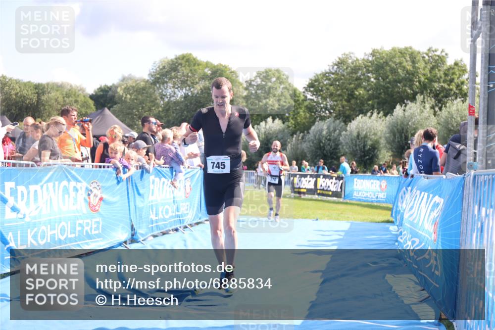 25.08.2024 - Elbe Triathlon Hamburg H.Heesch http://msf.ph/oto/6885834 25.08.2024 11:32:38 Ziel 370, 745 meine-sportfotos.de