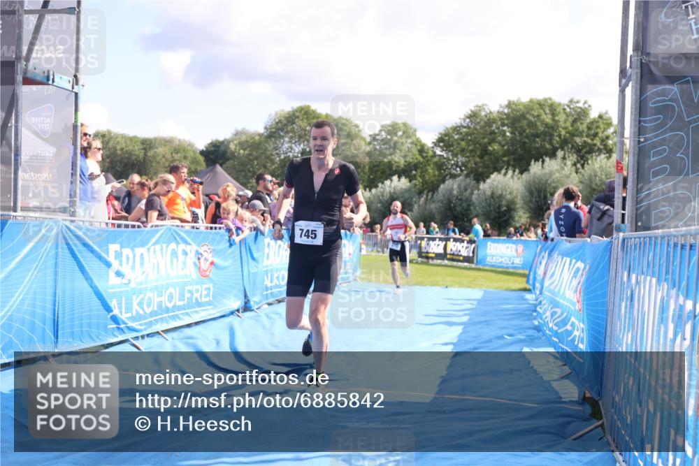 25.08.2024 - Elbe Triathlon Hamburg H.Heesch http://msf.ph/oto/6885842 25.08.2024 11:32:38 Ziel 370, 745 meine-sportfotos.de