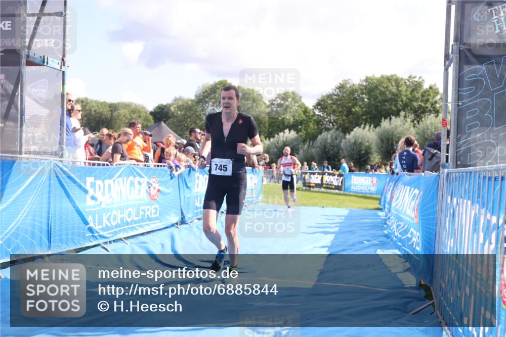 25.08.2024 - Elbe Triathlon Hamburg H.Heesch http://msf.ph/oto/6885844 25.08.2024 11:32:38 Ziel 370, 745 meine-sportfotos.de