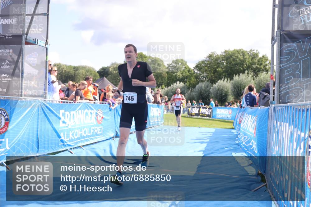 25.08.2024 - Elbe Triathlon Hamburg H.Heesch http://msf.ph/oto/6885850 25.08.2024 11:32:39 Ziel 370, 745 meine-sportfotos.de