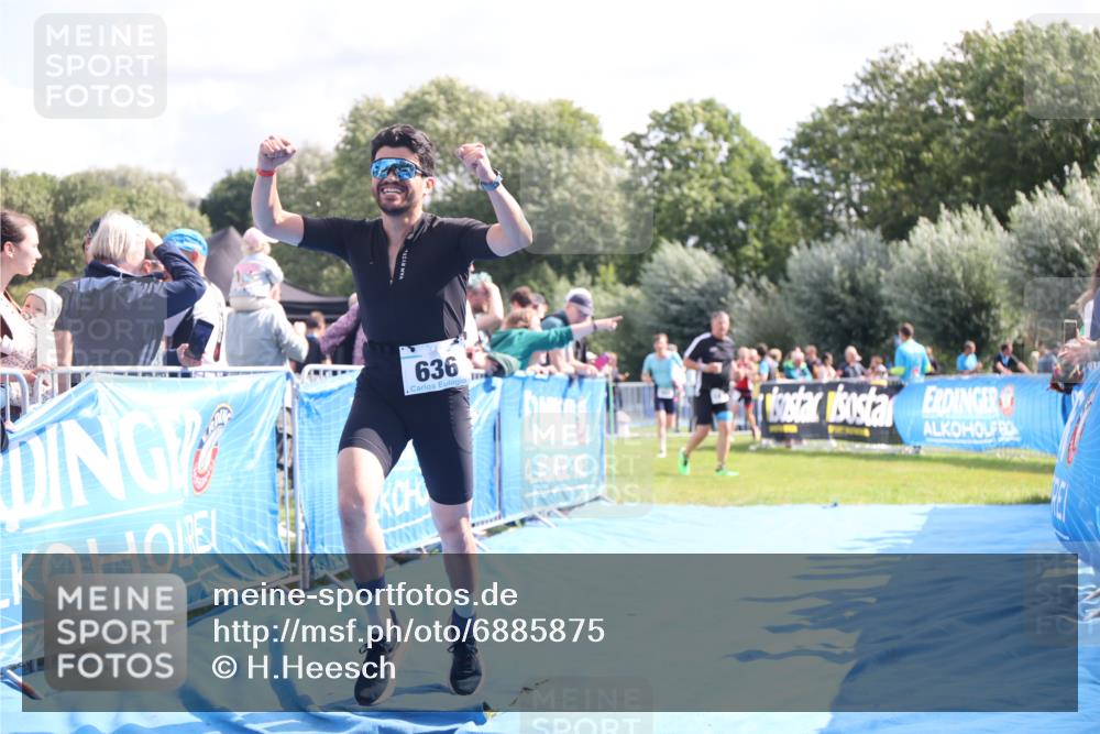 25.08.2024 - Elbe Triathlon Hamburg H.Heesch http://msf.ph/oto/6885875 25.08.2024 11:25:31 Ziel 636, 684 meine-sportfotos.de