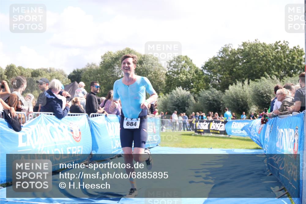 25.08.2024 - Elbe Triathlon Hamburg H.Heesch http://msf.ph/oto/6885895 25.08.2024 11:25:38 Ziel 636, 684 meine-sportfotos.de