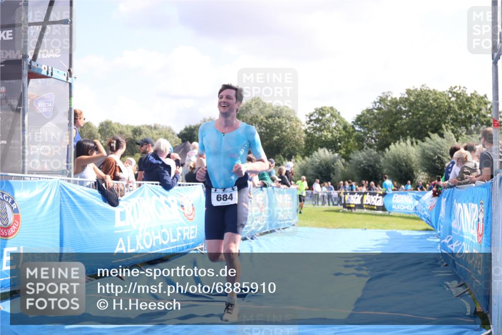 25.08.2024 - Elbe Triathlon Hamburg H.Heesch http://msf.ph/oto/6885910 25.08.2024 11:25:38 Ziel 636, 684 meine-sportfotos.de