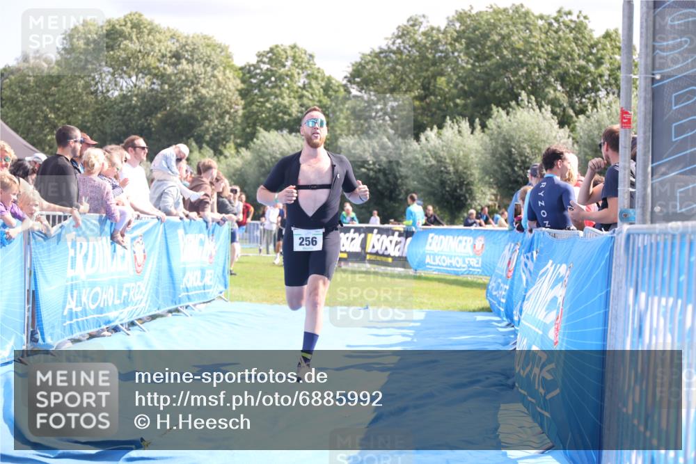 25.08.2024 - Elbe Triathlon Hamburg H.Heesch http://msf.ph/oto/6885992 25.08.2024 11:33:00 Ziel 256, 407, 737 meine-sportfotos.de