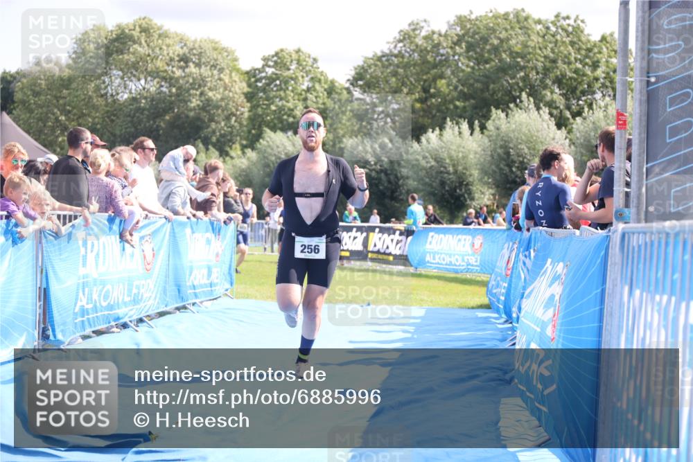 25.08.2024 - Elbe Triathlon Hamburg H.Heesch http://msf.ph/oto/6885996 25.08.2024 11:33:00 Ziel 256, 407, 737 meine-sportfotos.de