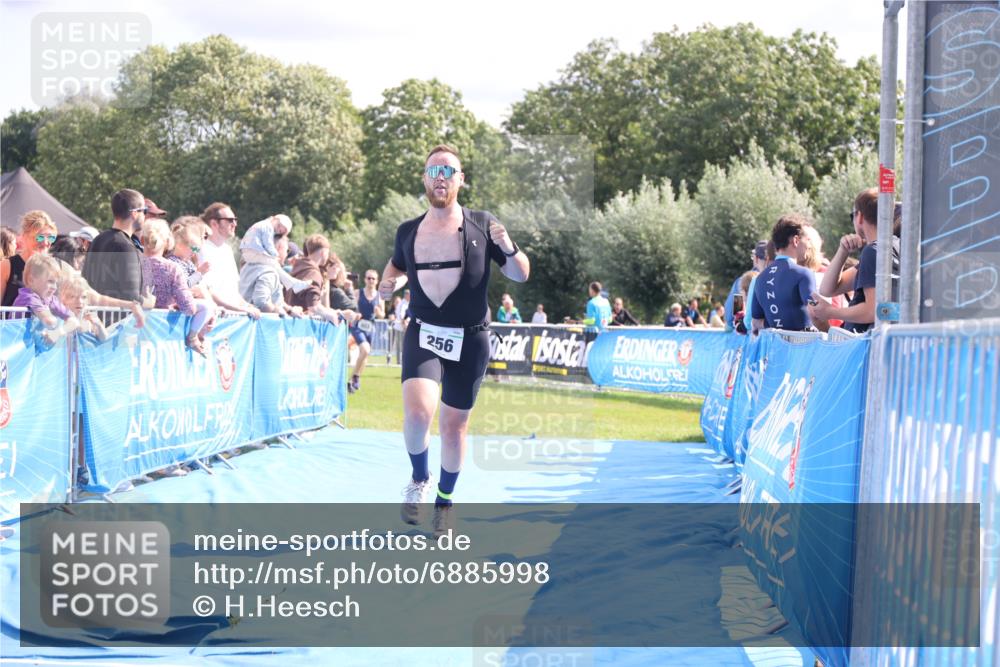 25.08.2024 - Elbe Triathlon Hamburg H.Heesch http://msf.ph/oto/6885998 25.08.2024 11:33:00 Ziel 256, 407, 737 meine-sportfotos.de