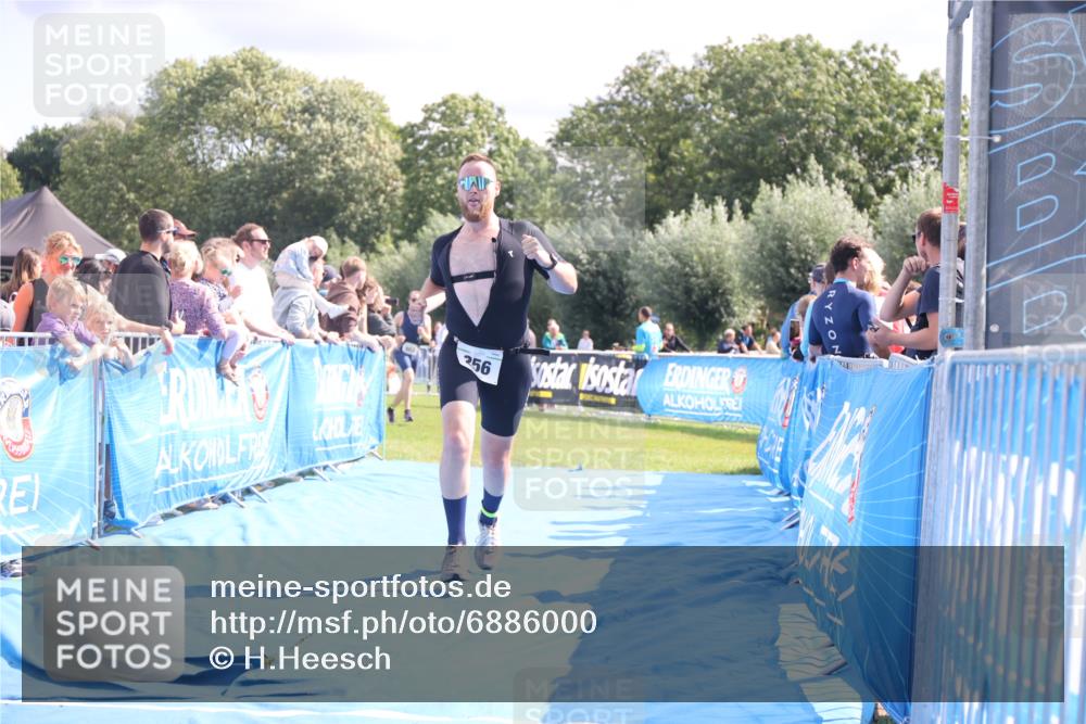 25.08.2024 - Elbe Triathlon Hamburg H.Heesch http://msf.ph/oto/6886000 25.08.2024 11:33:00 Ziel 256, 407, 737 meine-sportfotos.de