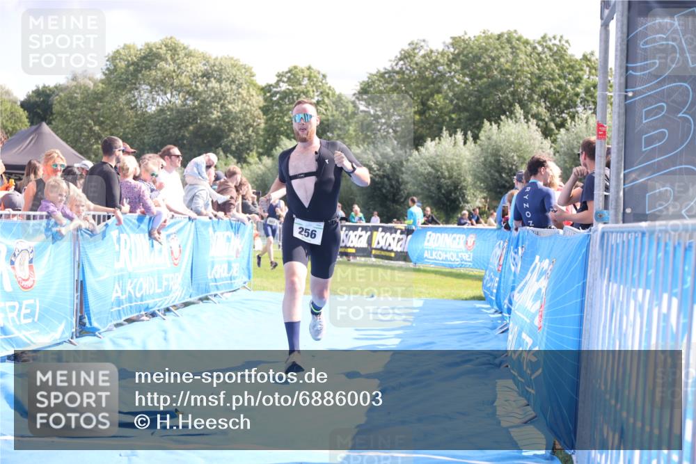 25.08.2024 - Elbe Triathlon Hamburg H.Heesch http://msf.ph/oto/6886003 25.08.2024 11:33:00 Ziel 256, 407, 737 meine-sportfotos.de