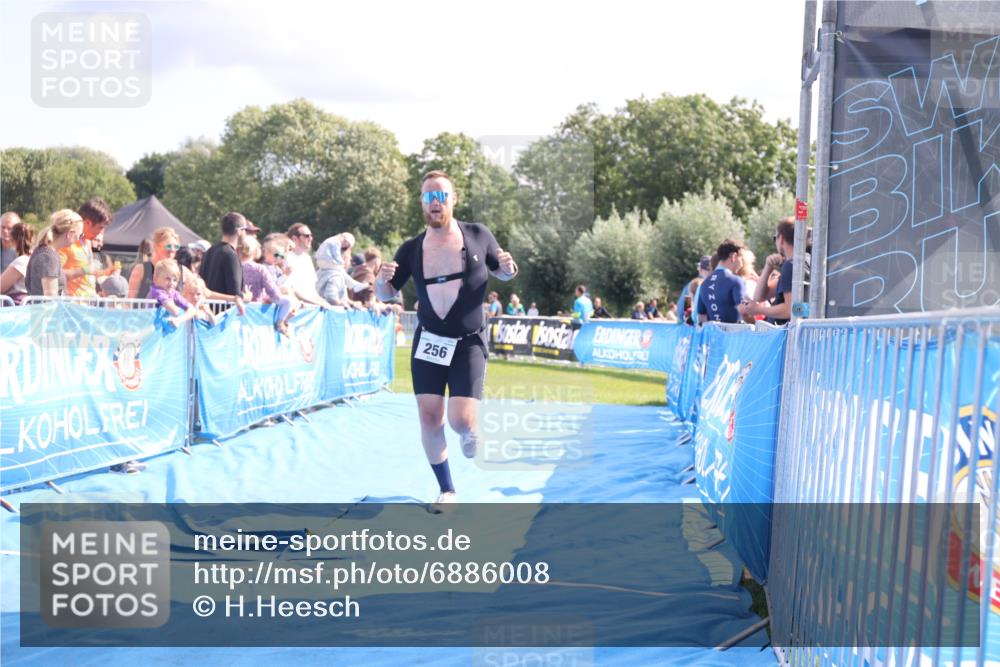 25.08.2024 - Elbe Triathlon Hamburg H.Heesch http://msf.ph/oto/6886008 25.08.2024 11:33:00 Ziel 256, 407, 737 meine-sportfotos.de