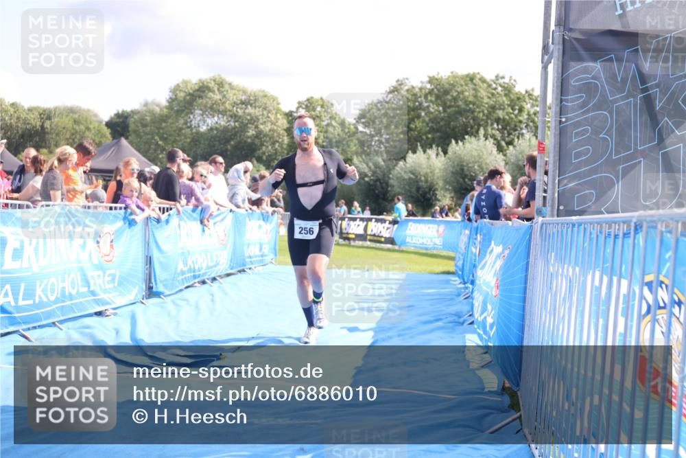 25.08.2024 - Elbe Triathlon Hamburg H.Heesch http://msf.ph/oto/6886010 25.08.2024 11:33:00 Ziel 256, 407, 737 meine-sportfotos.de