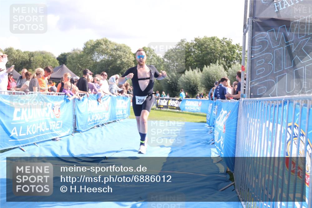 25.08.2024 - Elbe Triathlon Hamburg H.Heesch http://msf.ph/oto/6886012 25.08.2024 11:33:00 Ziel 256, 407, 737 meine-sportfotos.de