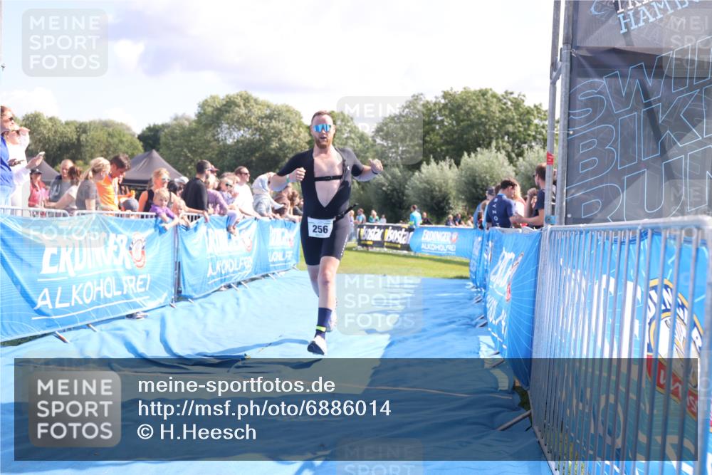 25.08.2024 - Elbe Triathlon Hamburg H.Heesch http://msf.ph/oto/6886014 25.08.2024 11:33:00 Ziel 256, 407, 737 meine-sportfotos.de