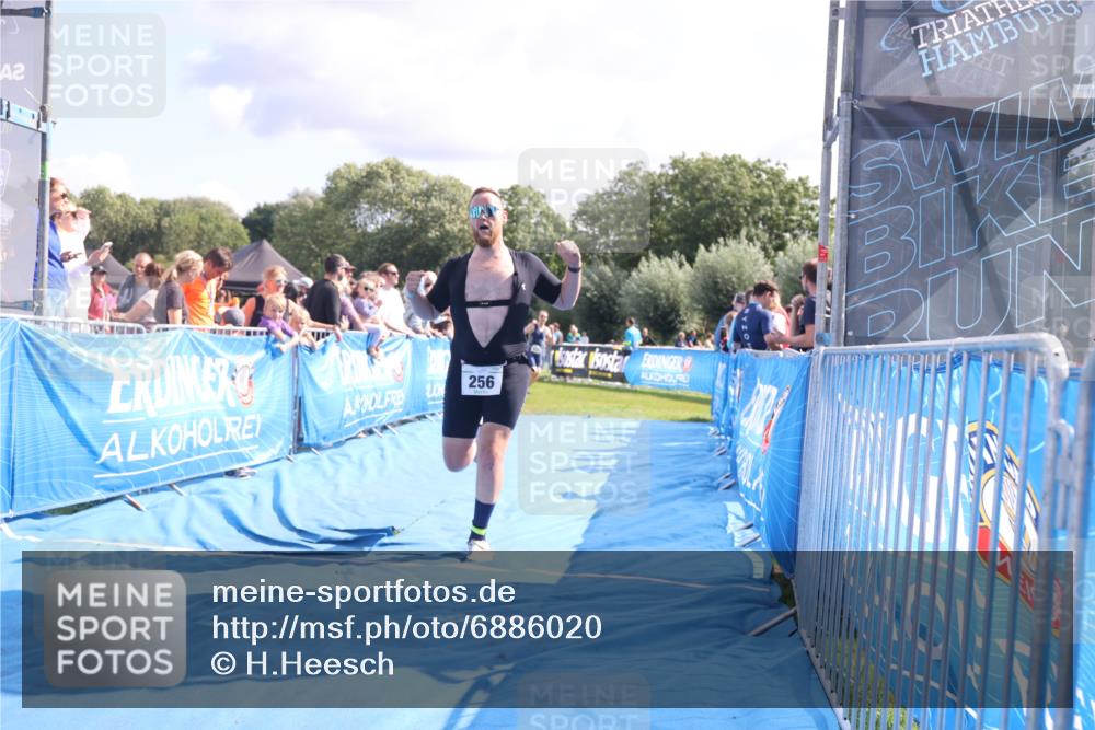 25.08.2024 - Elbe Triathlon Hamburg H.Heesch http://msf.ph/oto/6886020 25.08.2024 11:33:01 Ziel 256, 407, 737 meine-sportfotos.de