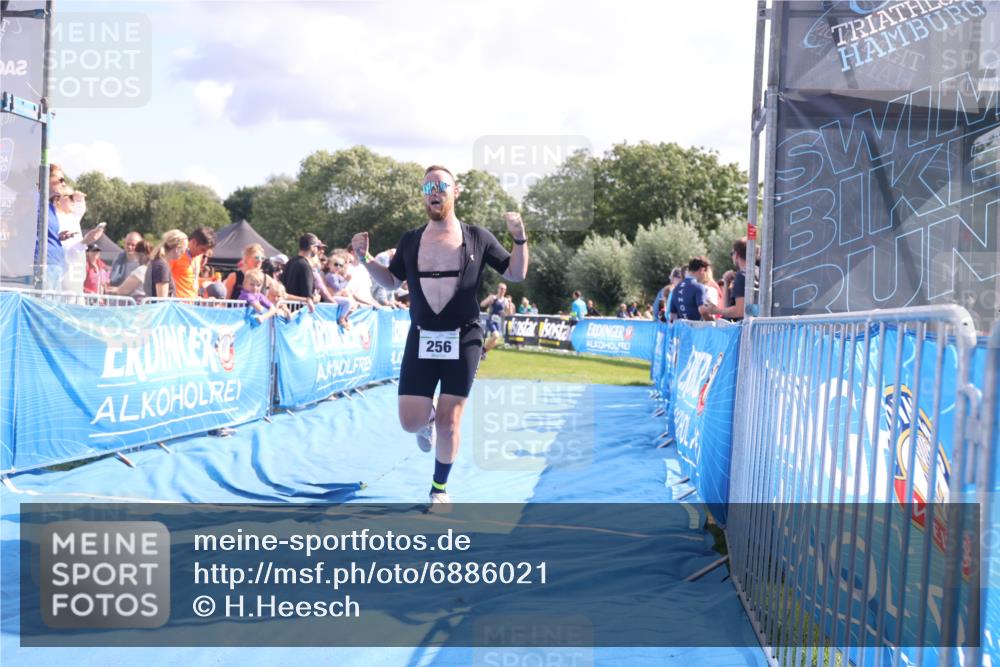 25.08.2024 - Elbe Triathlon Hamburg H.Heesch http://msf.ph/oto/6886021 25.08.2024 11:33:01 Ziel 256, 407, 737 meine-sportfotos.de