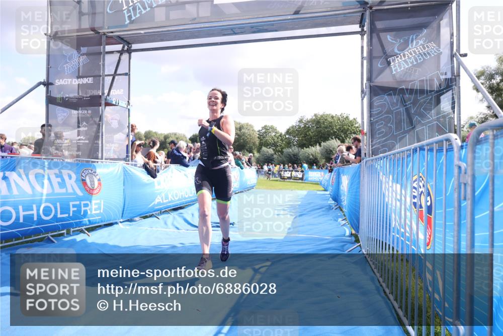 25.08.2024 - Elbe Triathlon Hamburg H.Heesch http://msf.ph/oto/6886028 25.08.2024 11:25:47 Ziel 529 meine-sportfotos.de