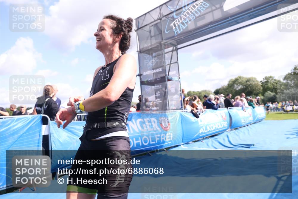 25.08.2024 - Elbe Triathlon Hamburg H.Heesch http://msf.ph/oto/6886068 25.08.2024 11:25:48 Ziel 529, 584, 621 meine-sportfotos.de