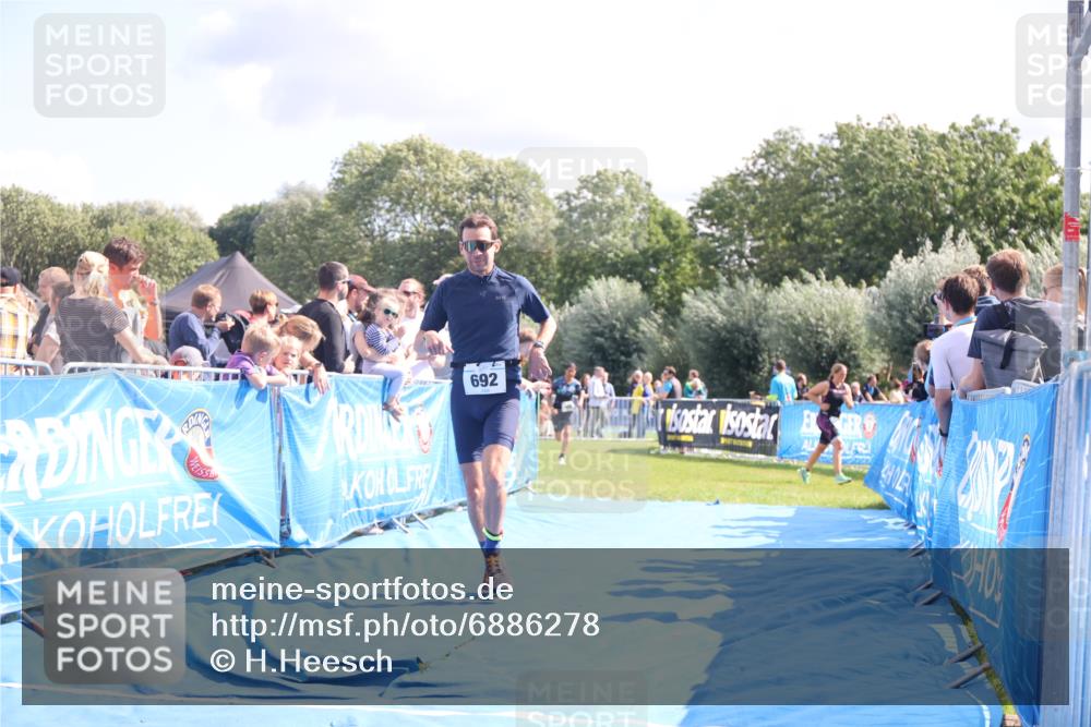 25.08.2024 - Elbe Triathlon Hamburg H.Heesch http://msf.ph/oto/6886278 25.08.2024 11:33:41 Ziel 485, 692 meine-sportfotos.de