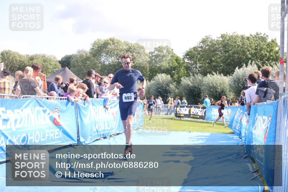 25.08.2024 - Elbe Triathlon Hamburg H.Heesch http://msf.ph/oto/6886280 25.08.2024 11:33:41 Ziel 485, 692 meine-sportfotos.de