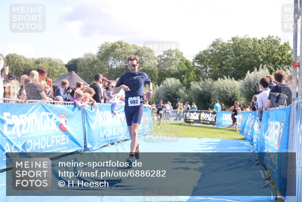 25.08.2024 - Elbe Triathlon Hamburg H.Heesch http://msf.ph/oto/6886282 25.08.2024 11:33:41 Ziel 485, 692 meine-sportfotos.de