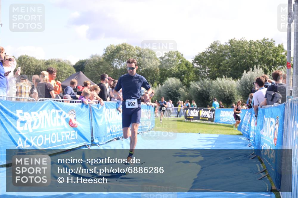 25.08.2024 - Elbe Triathlon Hamburg H.Heesch http://msf.ph/oto/6886286 25.08.2024 11:33:41 Ziel 485, 692 meine-sportfotos.de