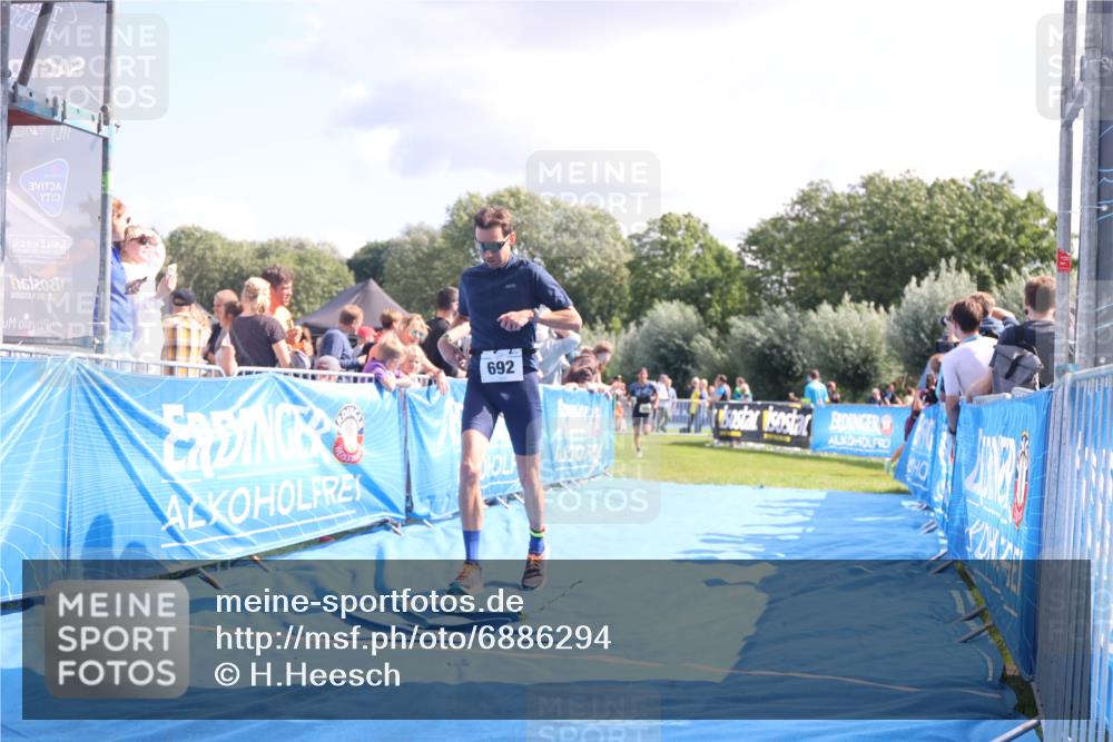 25.08.2024 - Elbe Triathlon Hamburg H.Heesch http://msf.ph/oto/6886294 25.08.2024 11:33:41 Ziel 485, 692 meine-sportfotos.de