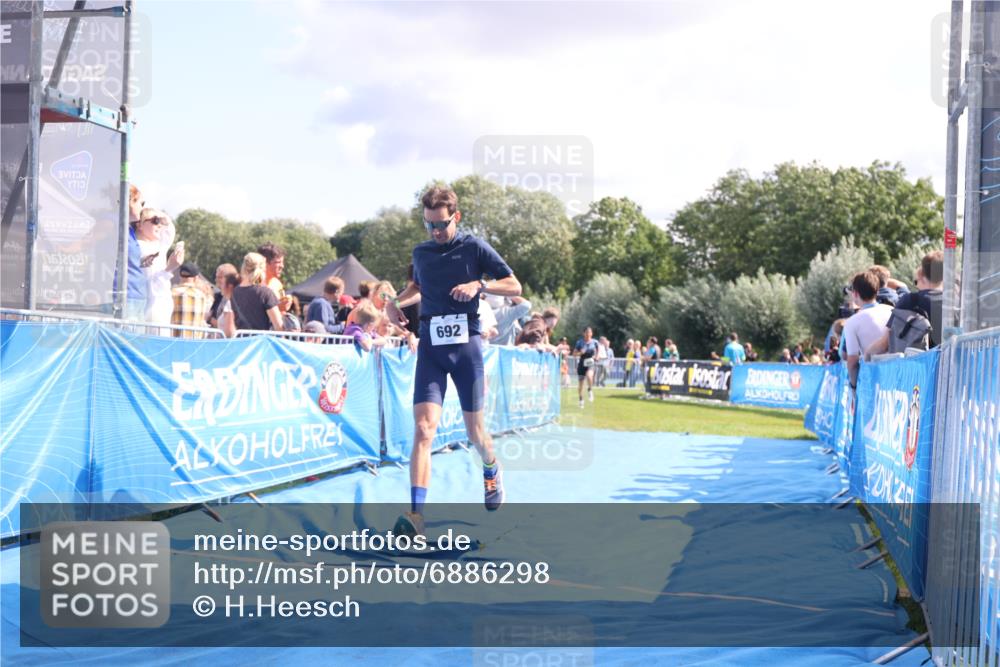 25.08.2024 - Elbe Triathlon Hamburg H.Heesch http://msf.ph/oto/6886298 25.08.2024 11:33:41 Ziel 485, 692 meine-sportfotos.de