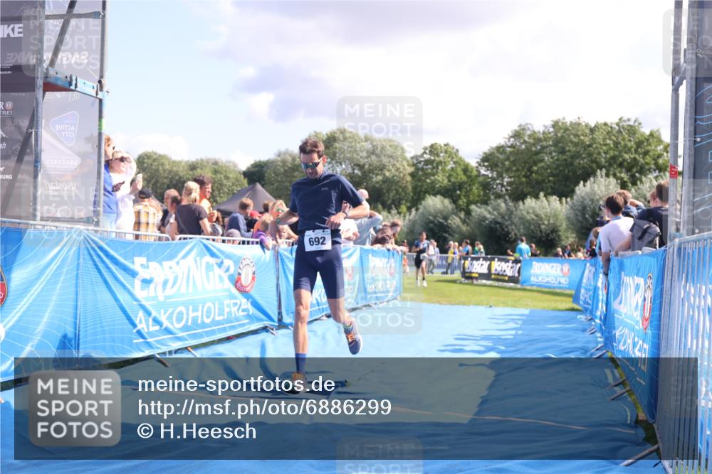 25.08.2024 - Elbe Triathlon Hamburg H.Heesch http://msf.ph/oto/6886299 25.08.2024 11:33:41 Ziel 485, 692 meine-sportfotos.de