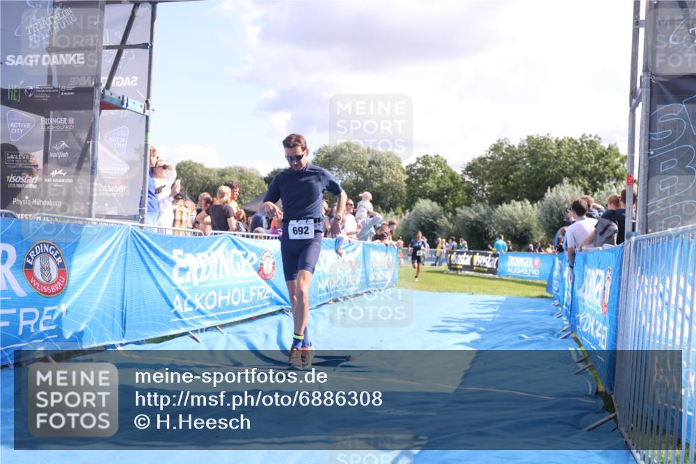 25.08.2024 - Elbe Triathlon Hamburg H.Heesch http://msf.ph/oto/6886308 25.08.2024 11:33:42 Ziel 485, 692 meine-sportfotos.de